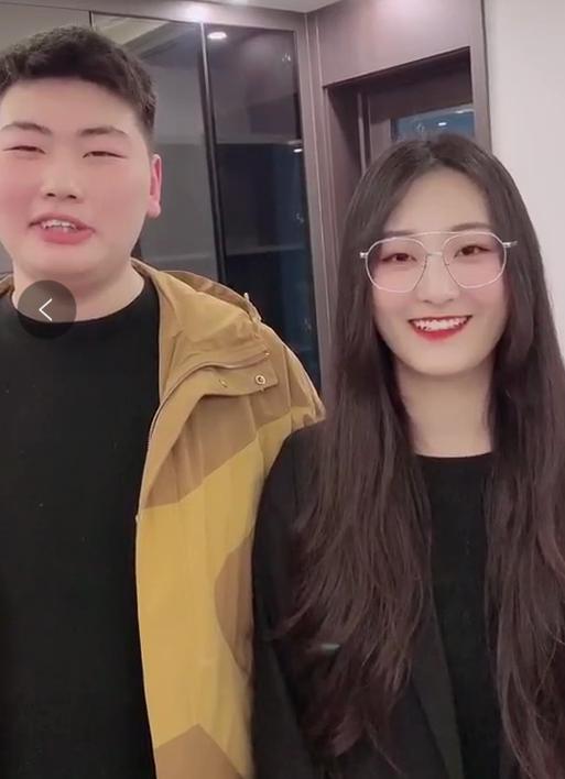 朱之文|朱之文儿媳婚后首秀恩爱，和老公外形气质差距大，婚房装修贵气