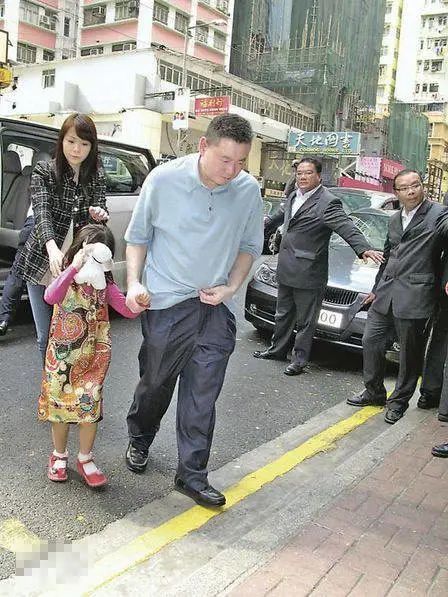 吕丽君18岁女儿晒与刘銮雄旧照怀念父女情,网友:为了钱博好感