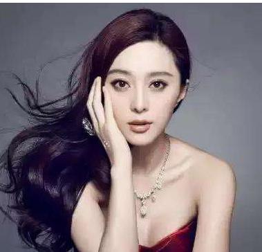 范冰冰|范冰冰把机场当秀场，一条裙子走路途中穿出两种风格，居然有污迹