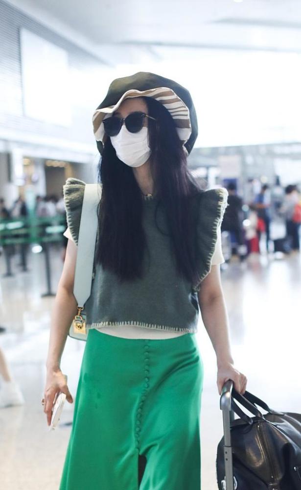 范冰冰|范冰冰把机场当秀场，一条裙子走路途中穿出两种风格，居然有污迹