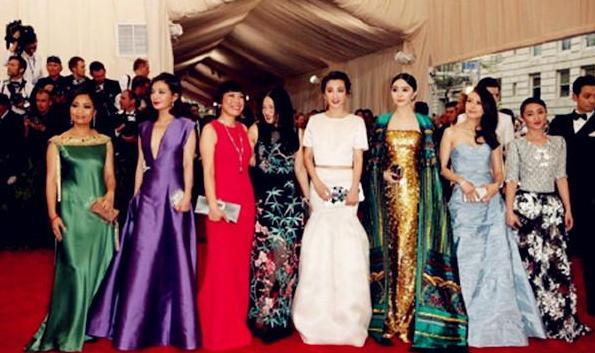 范冰冰|范冰冰把机场当秀场，一条裙子走路途中穿出两种风格，居然有污迹