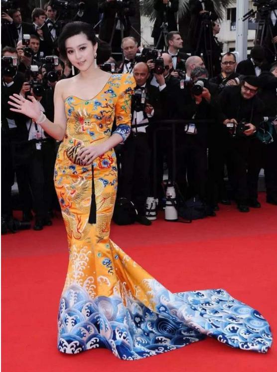 范冰冰|范冰冰把机场当秀场，一条裙子走路途中穿出两种风格，居然有污迹