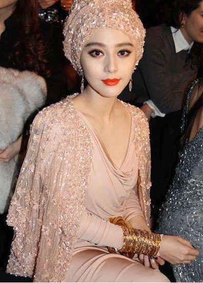 范冰冰|范冰冰把机场当秀场，一条裙子走路途中穿出两种风格，居然有污迹