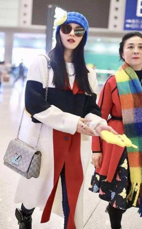 范冰冰|范冰冰把机场当秀场，一条裙子走路途中穿出两种风格，居然有污迹