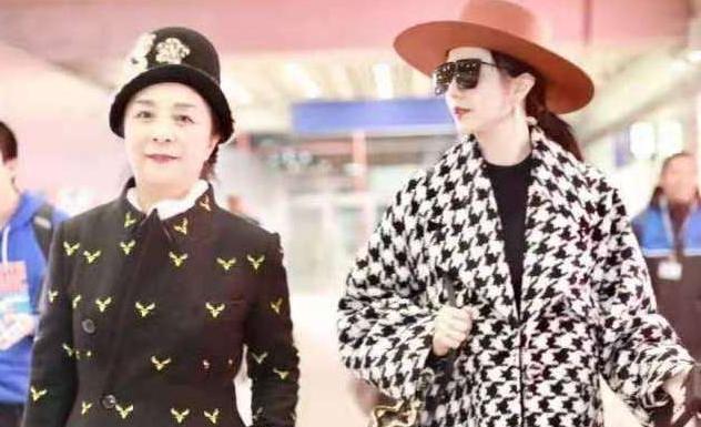 范冰冰|范冰冰把机场当秀场，一条裙子走路途中穿出两种风格，居然有污迹