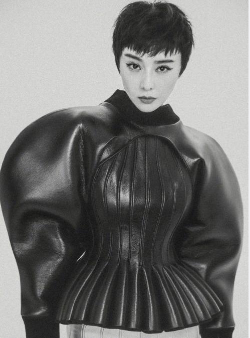 范冰冰|范冰冰把机场当秀场，一条裙子走路途中穿出两种风格，居然有污迹