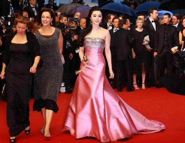 范冰冰|范冰冰把机场当秀场，一条裙子走路途中穿出两种风格，居然有污迹