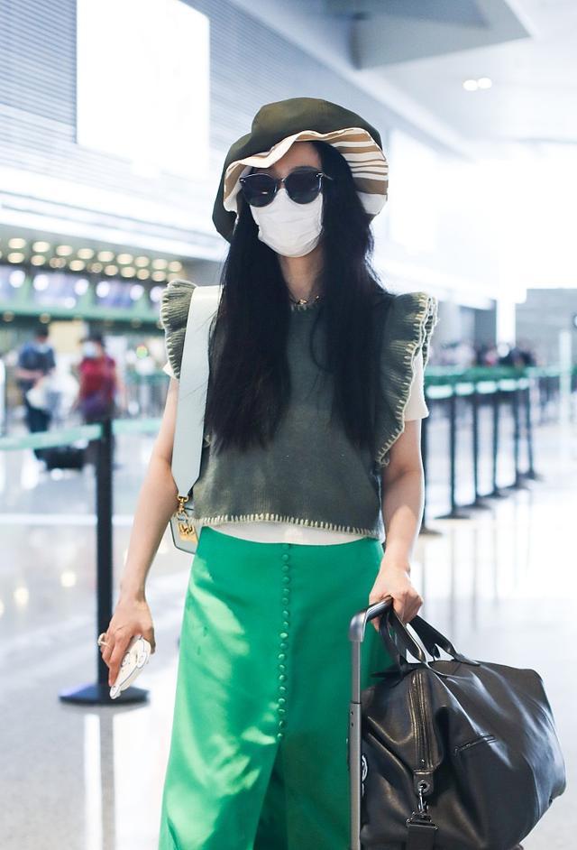 范冰冰|范冰冰把机场当秀场，一条裙子走路途中穿出两种风格，居然有污迹