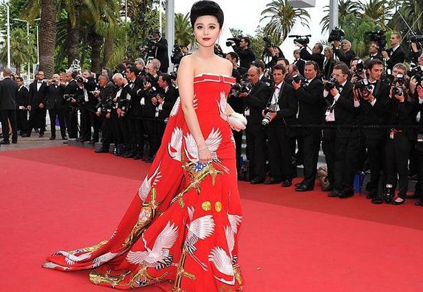 范冰冰|范冰冰把机场当秀场，一条裙子走路途中穿出两种风格，居然有污迹