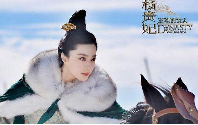 范冰冰|范冰冰把机场当秀场，一条裙子走路途中穿出两种风格，居然有污迹