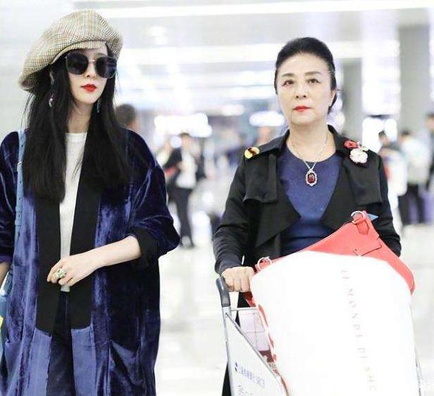 范冰冰|范冰冰把机场当秀场，一条裙子走路途中穿出两种风格，居然有污迹