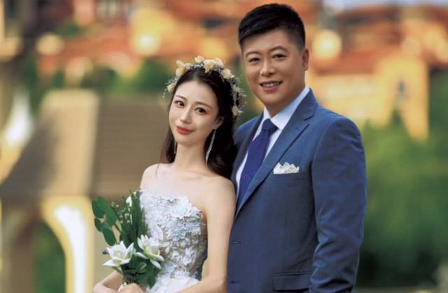 《乡村爱情》谢永强当爸!身家过亿依然与小12岁妻子一起干农活