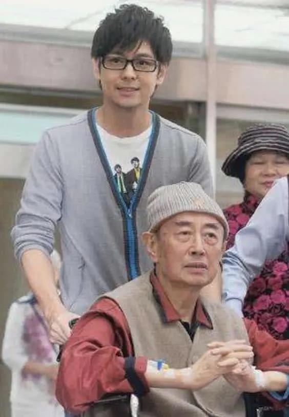 林志颖|林志颖为妈妈庆祝70岁大寿，宴请十几桌，祖孙三代齐聚其乐融融