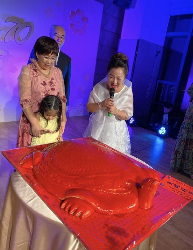 林志颖|林志颖为妈妈庆祝70岁大寿，宴请十几桌，祖孙三代齐聚其乐融融