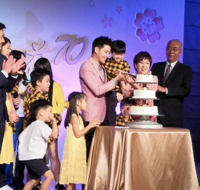 林志颖|林志颖为妈妈庆祝70岁大寿，宴请十几桌，祖孙三代齐聚其乐融融