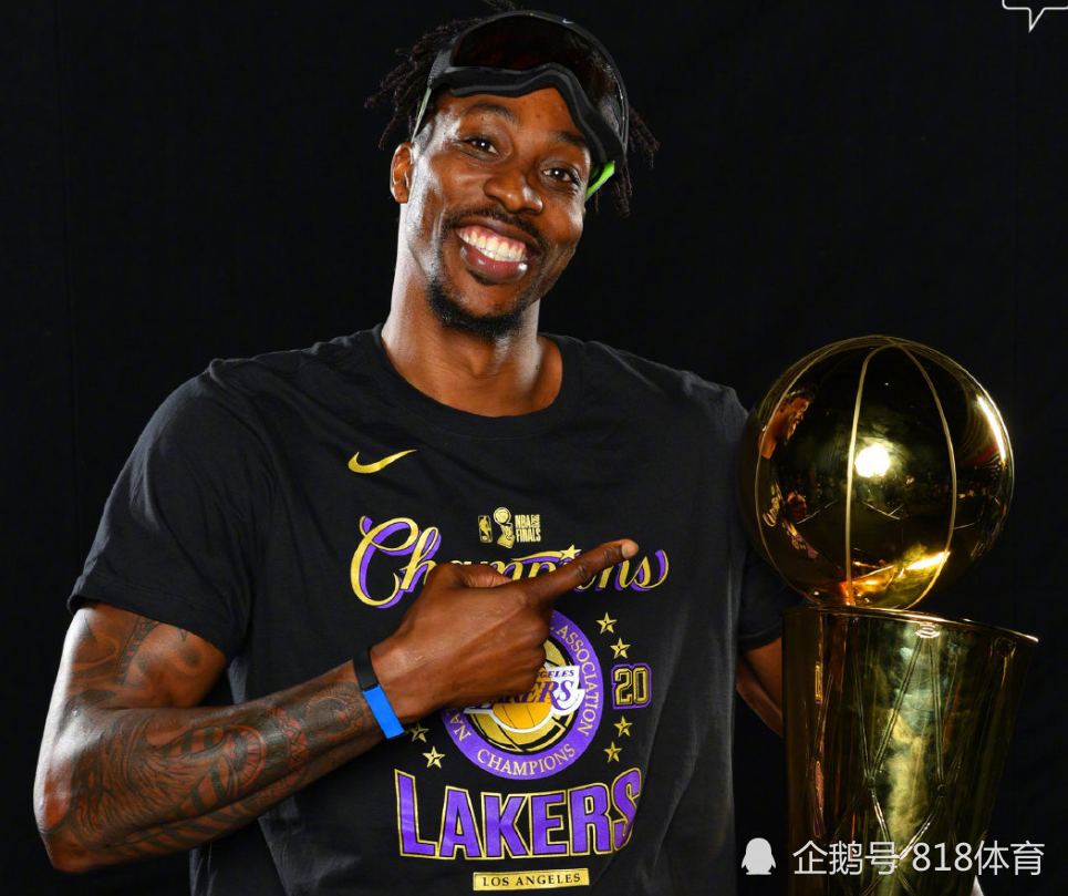 夺冠后,湖人全队在更衣室疯狂庆祝,湖人中锋霍华德在社交媒体上开了