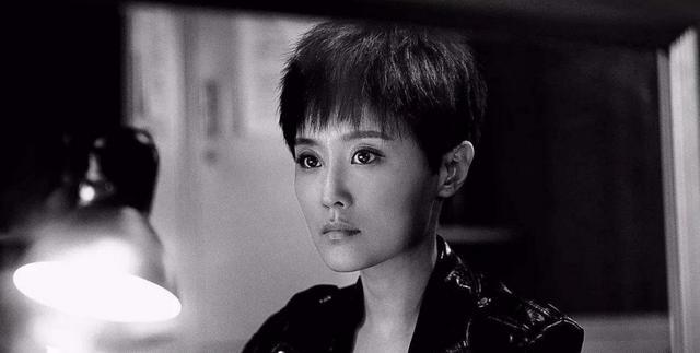 潘粤明携绯闻女友聚餐与小10岁尹姝贻穿情侣装形影不离显恩爱