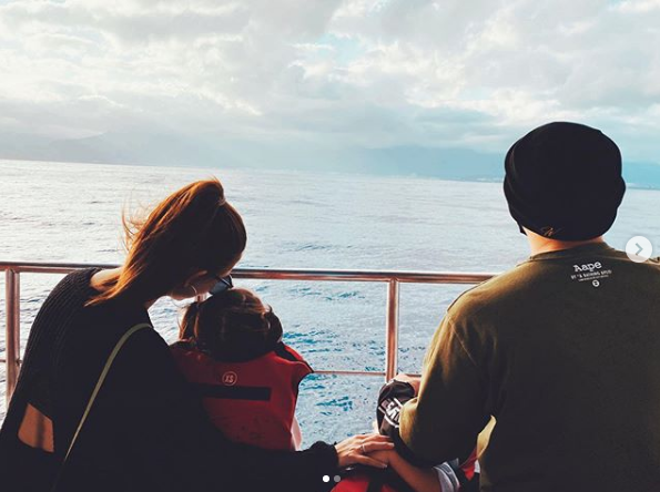 昆凌|周杰伦昆凌为刘畊宏补过生日，夫妻俩戴墨镜紧贴一起，比寿星抢镜