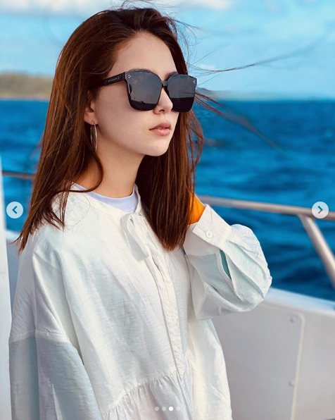 昆凌|周杰伦昆凌为刘畊宏补过生日，夫妻俩戴墨镜紧贴一起，比寿星抢镜