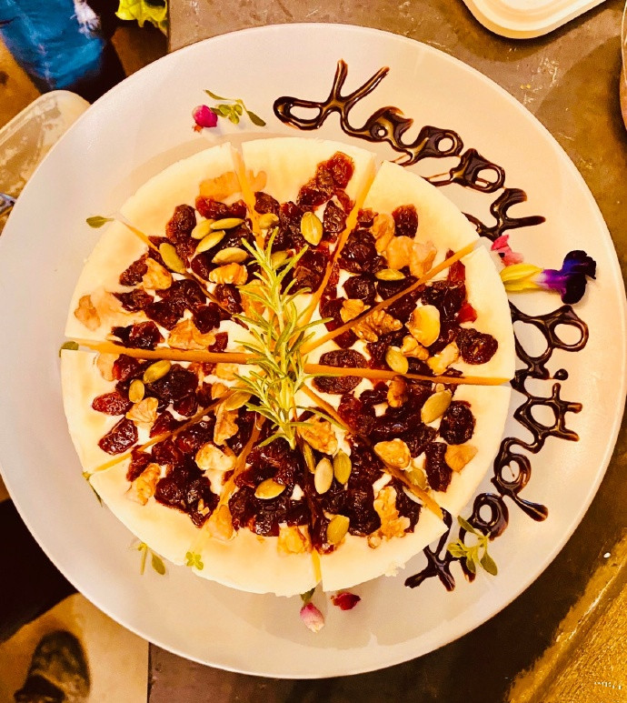 昆凌|周杰伦昆凌为刘畊宏补过生日，夫妻俩戴墨镜紧贴一起，比寿星抢镜