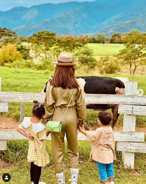 昆凌|周杰伦昆凌为刘畊宏补过生日，夫妻俩戴墨镜紧贴一起，比寿星抢镜