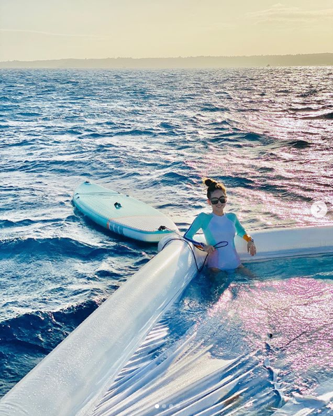 昆凌|周杰伦昆凌为刘畊宏补过生日，夫妻俩戴墨镜紧贴一起，比寿星抢镜