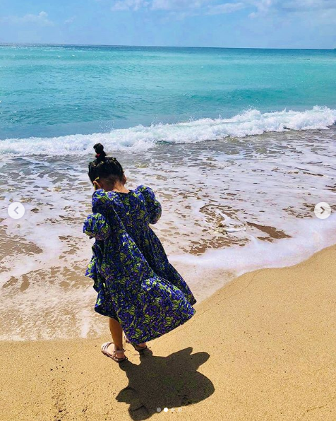 昆凌|周杰伦昆凌为刘畊宏补过生日，夫妻俩戴墨镜紧贴一起，比寿星抢镜