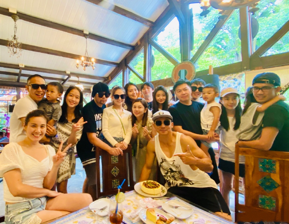 昆凌|周杰伦昆凌为刘畊宏补过生日，夫妻俩戴墨镜紧贴一起，比寿星抢镜