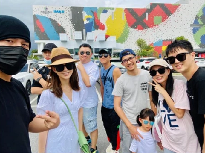 昆凌|周杰伦昆凌为刘畊宏补过生日，夫妻俩戴墨镜紧贴一起，比寿星抢镜