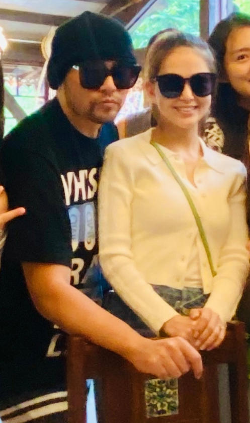 昆凌|周杰伦昆凌为刘畊宏补过生日，夫妻俩戴墨镜紧贴一起，比寿星抢镜