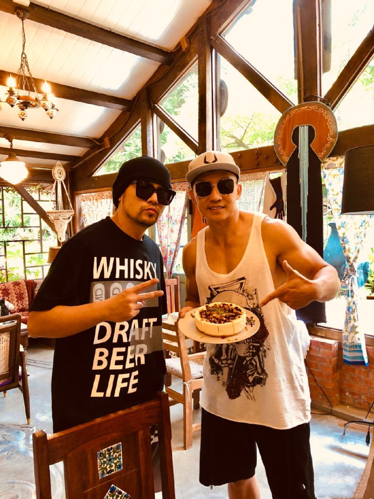 昆凌|周杰伦昆凌为刘畊宏补过生日，夫妻俩戴墨镜紧贴一起，比寿星抢镜