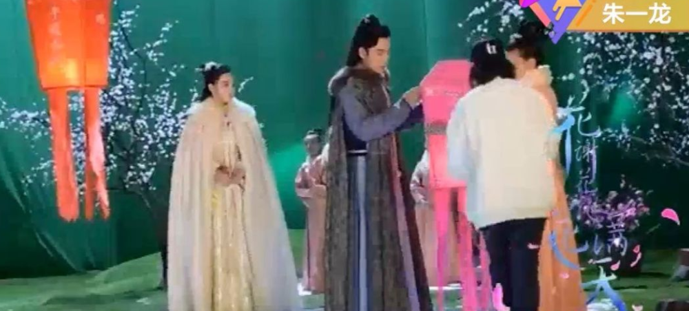 朱一龙|朱一龙隐婚风波后被扒在片场说“我跟谁生”惊呆童瑶，称女粉为后宫佳丽