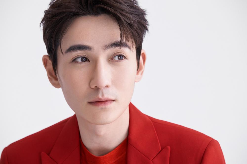 朱一龙|朱一龙隐婚风波后被扒在片场说“我跟谁生”惊呆童瑶，称女粉为后宫佳丽