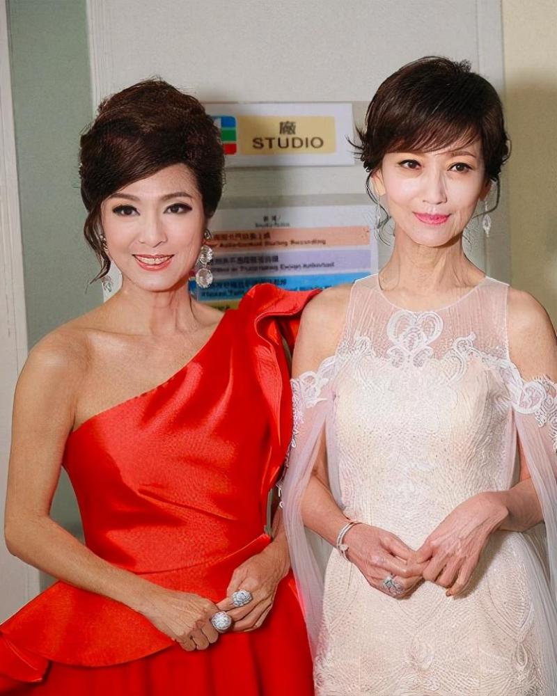 其身材和气质和同龄的赵雅芝一样,太绝了,令人羡慕不已