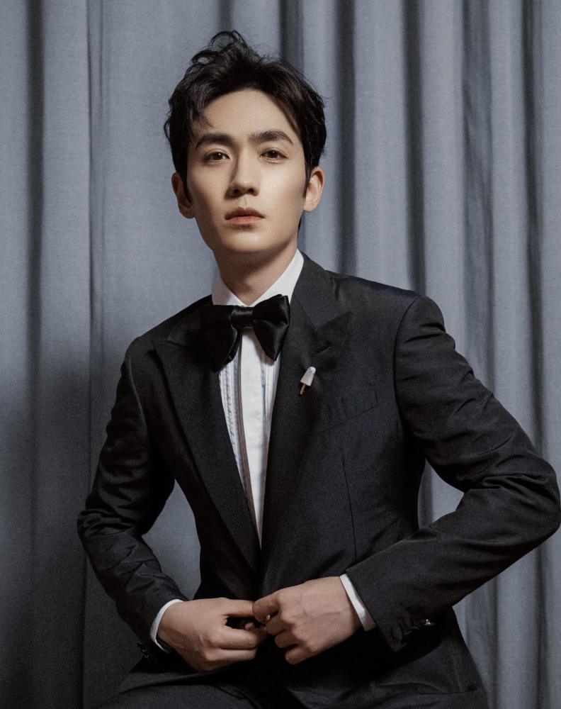 朱一龙|朱一龙隐婚风波后被扒在片场说“我跟谁生”惊呆童瑶，称女粉为后宫佳丽