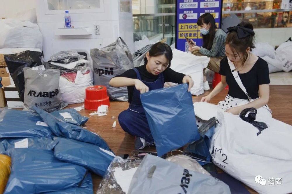 9月25日,广州araapm服装批发市场里,卜桐打包封装货物,当天她卖出