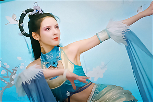 张予曦人鱼缚官宣海报造型神似雪女网友仿佛看到真人版