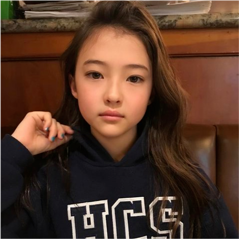 她神似jennie,被称为yg家第二位"小公主",粉丝暖心留言