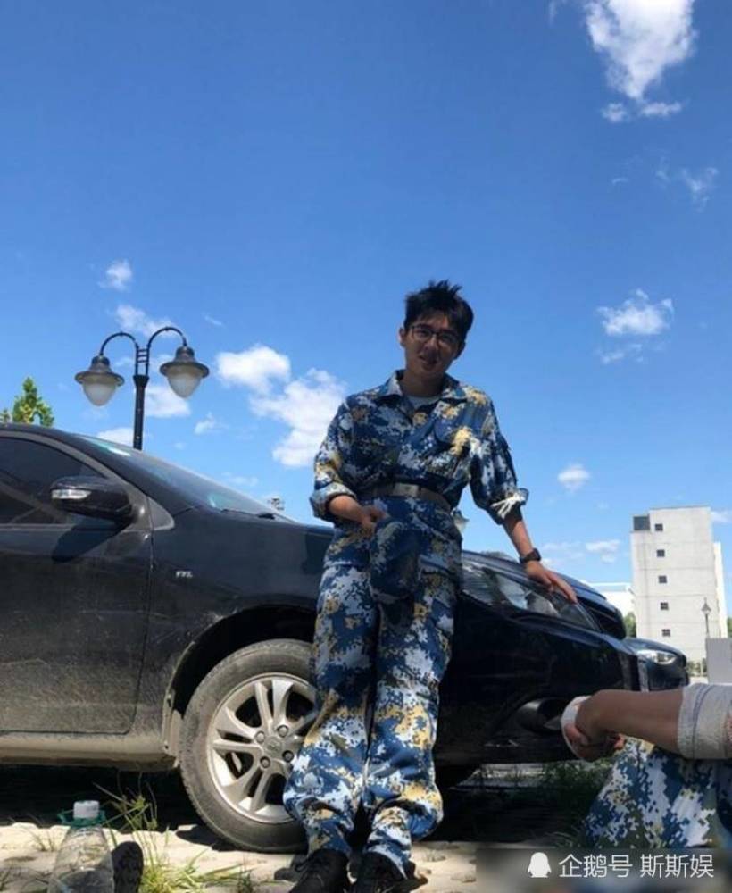 刘昊然军训照曝光生图下的他依然还是那个少年