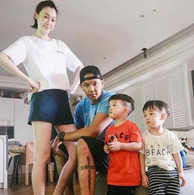 范玮琪豪宅曝光两个儿子在客厅骑车玩不说我还以为是幼儿园