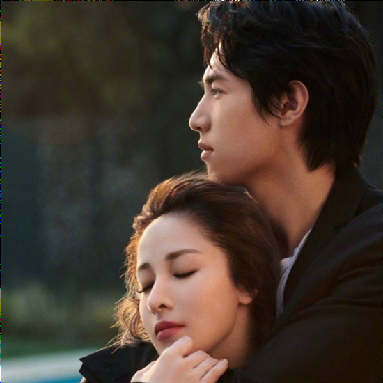 萧亚轩|萧亚轩秒删，视频中不停抽泣似醉酒，与小16岁男友感情状况引猜测