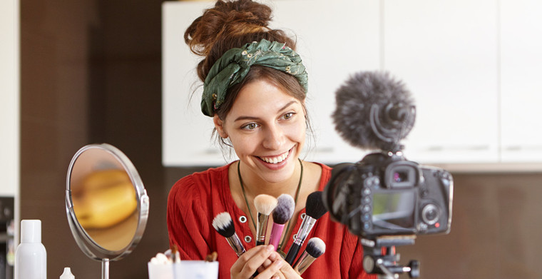 2020年,名人网红直播带货和公众号,头条等各种渠道的