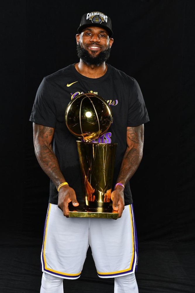 北京时间10月12日,湖人队以大比分4-2拿下本赛季的总冠军奖杯,而作为