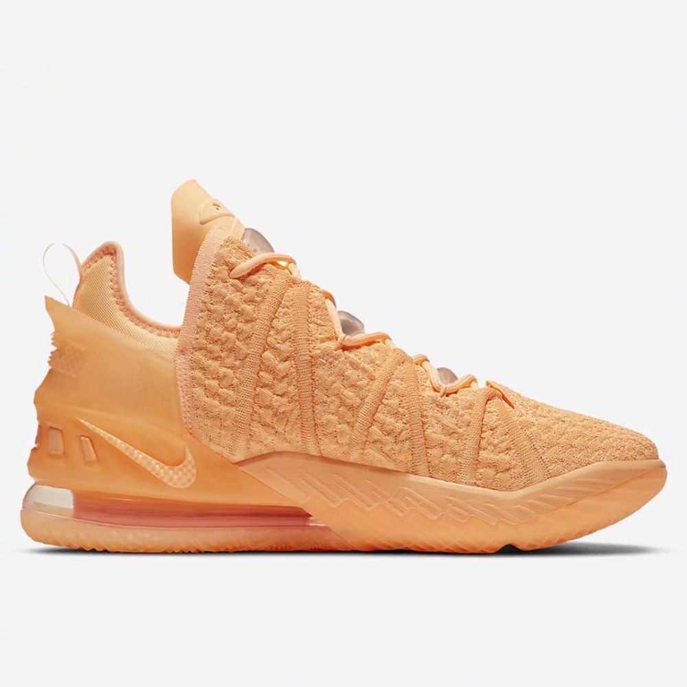 詹姆斯曾在总决赛亲穿的lebron18官图释出不久之后就要与大家见面