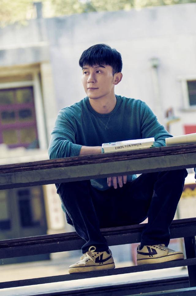 李晨|硬凹少年感？41岁李晨演高中生被指违和，扮嫩发型也遮不住脸上皱纹