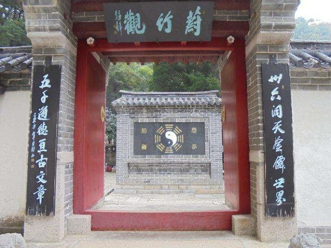 对联|曲阜孔府门前有一副对联，2个错别字十分明显，为何看了都说好？