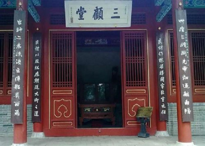 对联|曲阜孔府门前有一副对联，2个错别字十分明显，为何看了都说好？