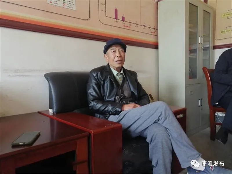 采访对象老书记魏国珍 陈皖皖 摄