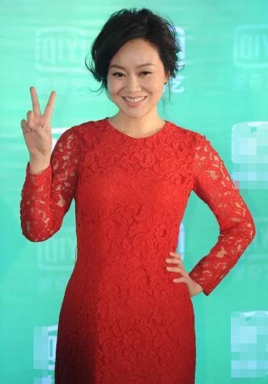 闫妮|49岁闫妮生图曝光，美腿宛如19岁少女，脸却崩成老阿姨