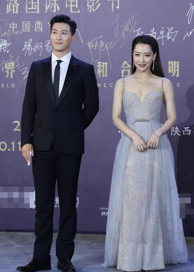 闫妮|49岁闫妮生图曝光，美腿宛如19岁少女，脸却崩成老阿姨